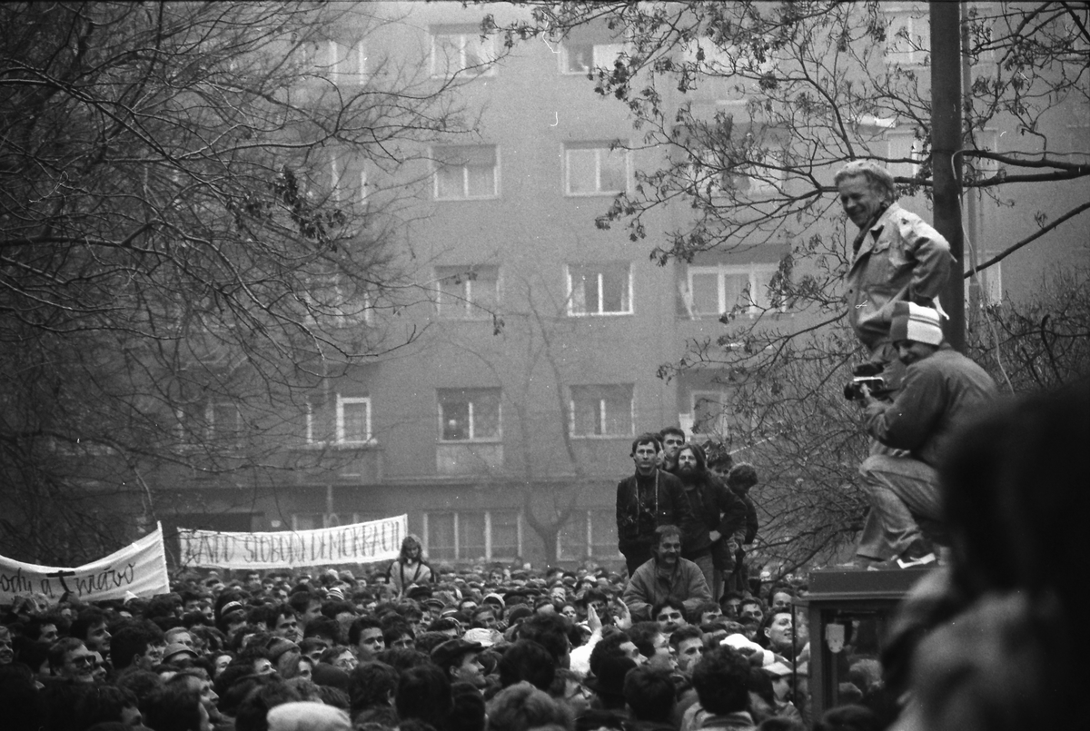 Ján Lörincz, Demonštrácia pred Justičným palácom. 1989. Súkromný majetok